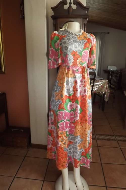 Stunning special occasion floor length dress in striking floral print by simonne.Size 30/6