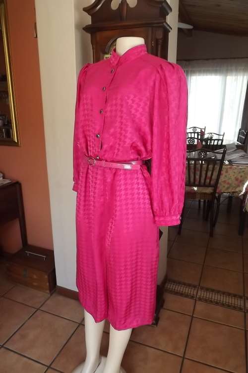 Fabulous vintage silky polyester dress in cerise pink by FINK MODELL size 40/16.New condition