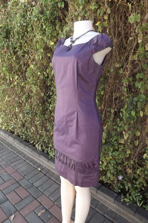 fabulous mulberry colour sheath dress size 34/10 with elasticated capped sleeves cum shoulder bands