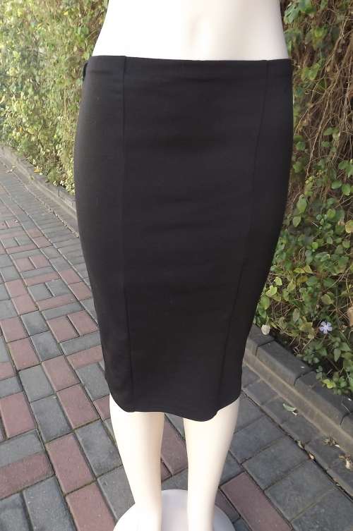 Black polyester stretch skirt by IMAGE size 34/10.Elasticated middle.Front in 3 panels.