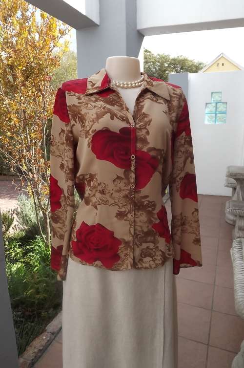 Pretty tailored blouse in beige with bold red roses by MASSUMI size 36/12.As new.