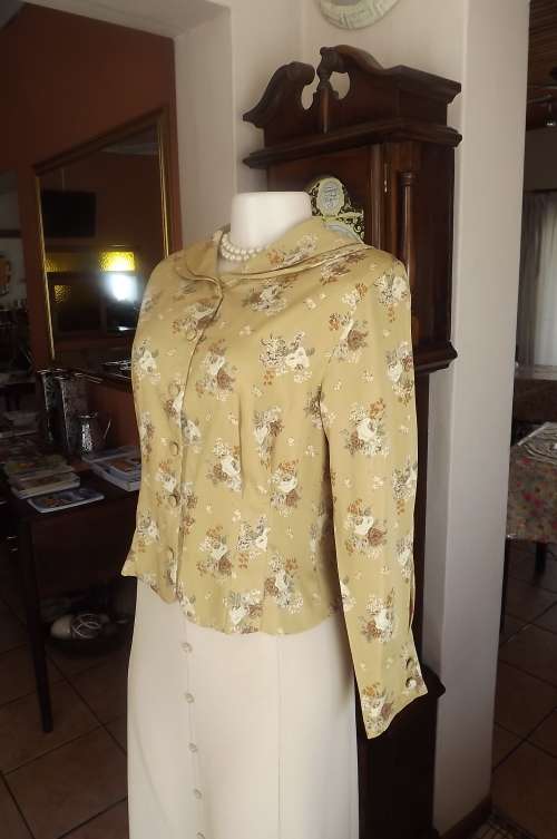 Fabulous mustard colour top/short jacket with beige/brown flower posies.Size 34/10.New condition