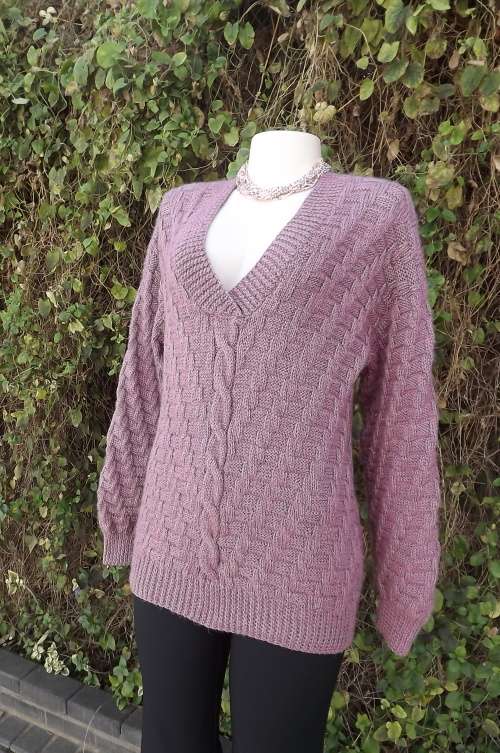 Beautiful handknitted pullover cardigan in dusty pink colour v neckline.Size 36 to 38.New condition