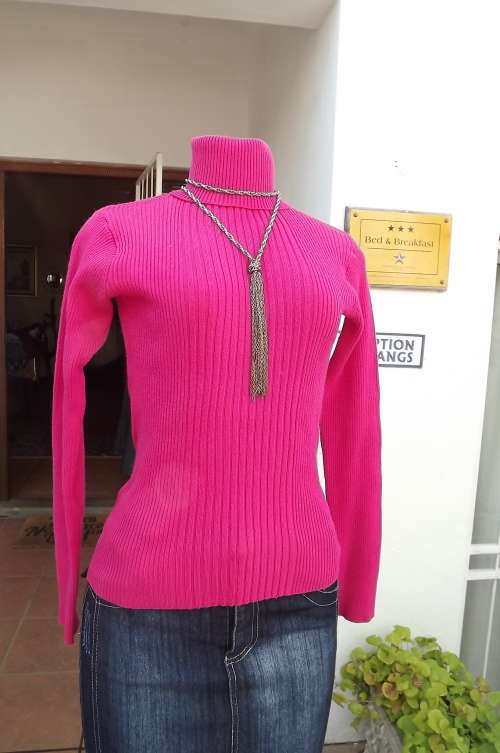 Hot pink ribbed poloneck top.Knitted in rayon and polypropylene.Long sleeves.Size 34/10