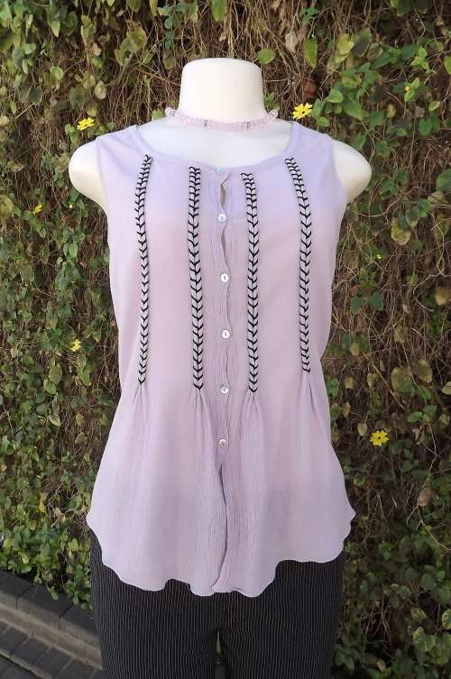 Amazing little creased polyester lilac sleeveless top.Size 32/8.Button down with black decor.