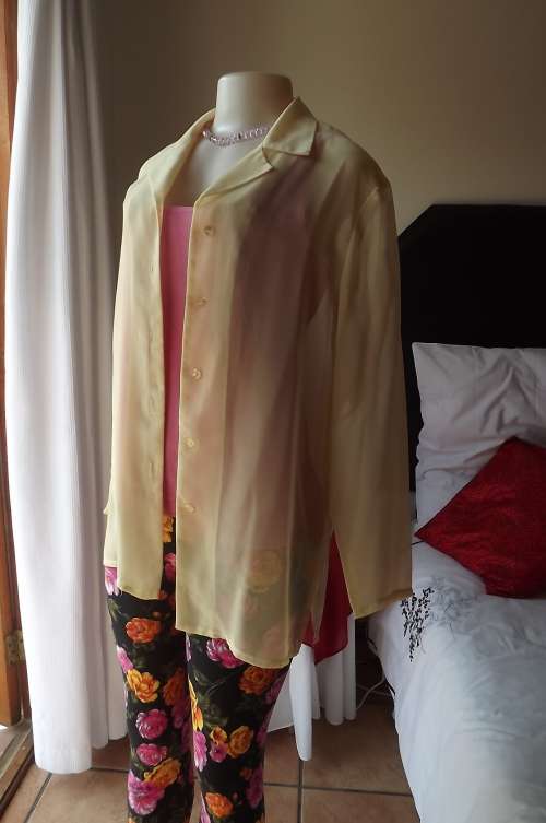Beautiful vanilla colour sheer polyester long sleeve button down top.Size 36/12.Good condition.