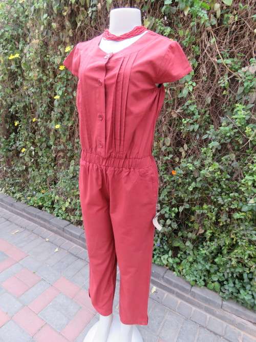 Chic brick colour jumpsuit by RICHELL ARMY in size 35/11.Button down top.Capped sleeves.