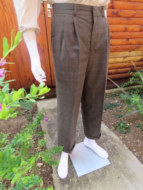CLUB ROYALE men's brown checked pants in size 30 with pleats on front.Inner legs 71 cm.