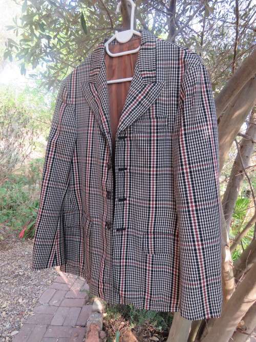 men's vintage casual jacket in black,beige and maroon check fabric.Size 34.In 100% polyester fabric