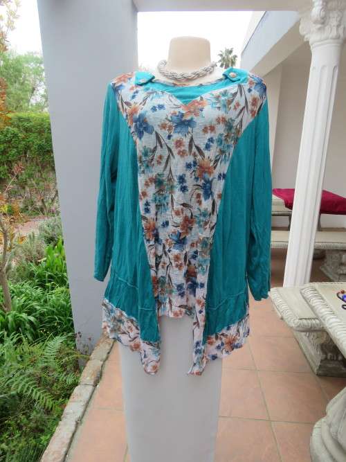 Jade colour top by YR STYLE with floral front and back inlay.Long sleeves.Size 44/20.Good condition