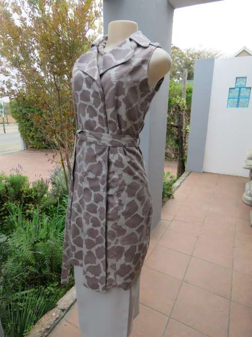 Amazing fully lined sleeveless coat button down dress.size 35/11 by JUDY'S PRIDE.
