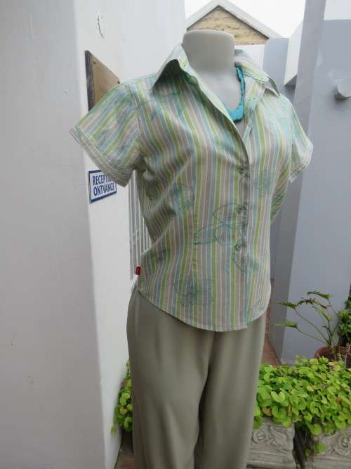 Pretty LEVI short sleeve blouse in cool blue and green colours.Size 32/8.Button down.As new