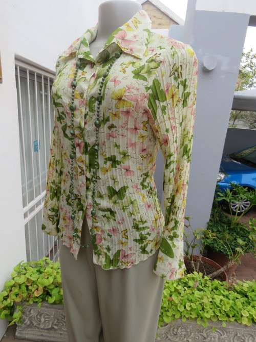 Stunning permanent pleated long sleeve top in cheerful butterfly pattern.Size 32/8.As new