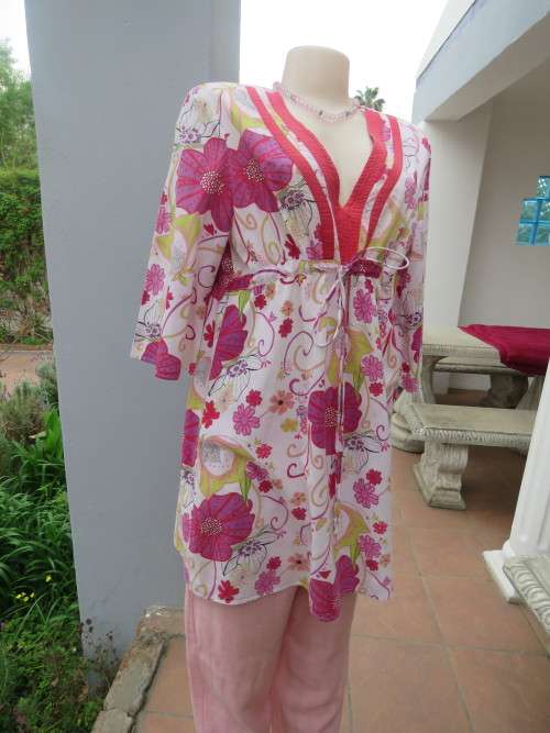Pretty long colourful top with bold pink/purple flowers.Size 40/16.In 100% cool cotton.