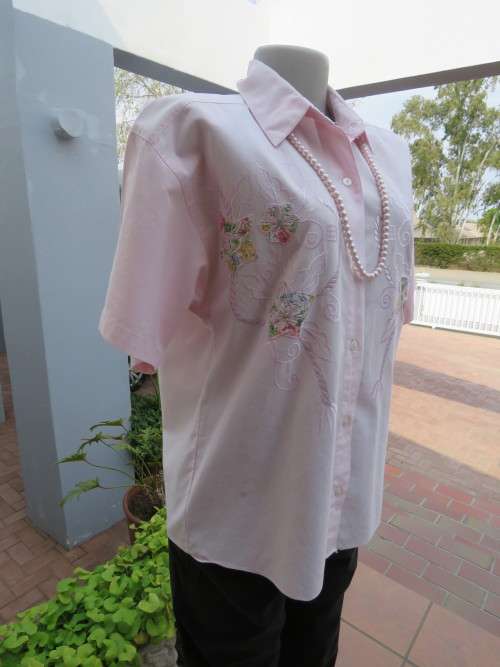 Pale pink short sleeve 100% cotton blouse by A+V in size 40/16.Good condition