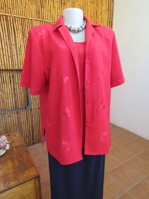 Cherry red twin set blouse and cami in textured polyester.Size 39/15 by PARIS.New condition