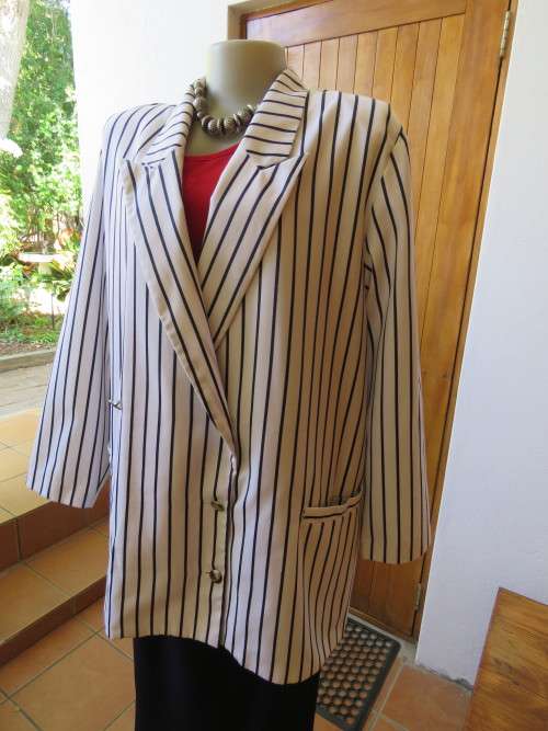 Oversized white and navy vertically striped jacket by FOSHINI size 44/20 in cotton.Good condition