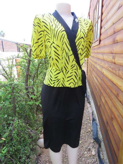 Black vinage dress with yellow and black patterned peplum top.Size 38/14.Good condition