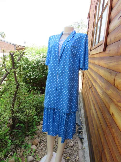 Amazing skyblue and white polka dot 2 piece dress set by MISS LYNN by Manhattan.Size 38/14