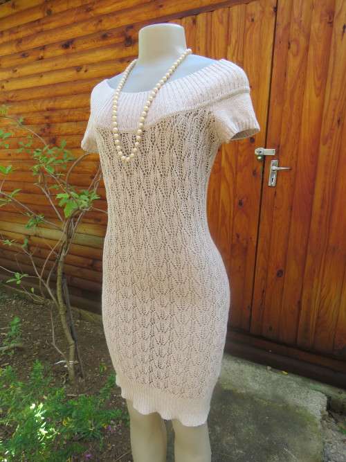 Fabulous polyester knit bodycon dress in beige.lace pattern front.Size 32/8.Capped sleeves