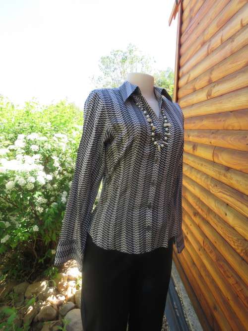 High quality monochrome long sleeve top from ITALY by PAPER WHITE with V neck . Size 32