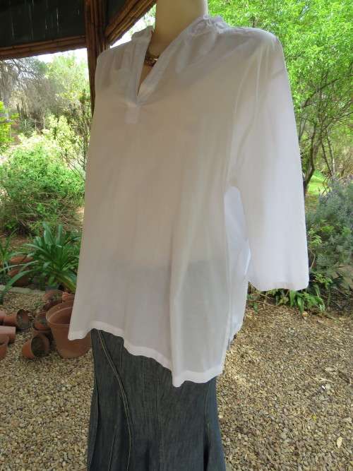 Beautiful white 100% cotton hooded top with elbow length sleeves.Size 42/18.As new