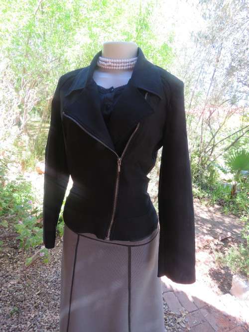Black long sleeve chic jacket in rayon/nylon stretch Fabric.Size 38/14 by FOSHINI.Good condition