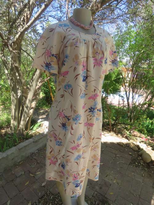 Beautiful loose fit dress with short raglan sleeves.Round neckline with gathering.Size 36/12