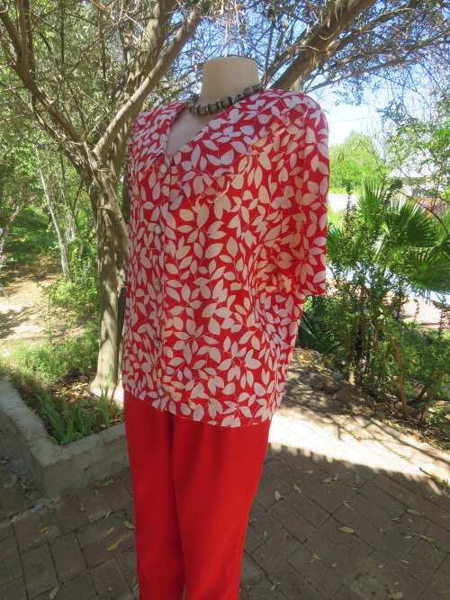 Beautiful boutique made short sleeve blouse.Button down front.Size 46/22.Good condition.