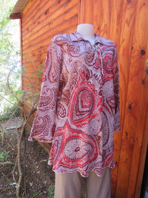 Beige,brown and red paisley patterned long sleeve top.Size 46/22 with collar and slit on front