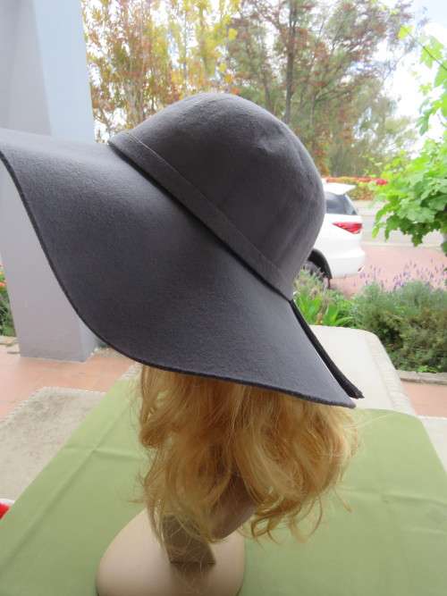 Stunning grey filt hat with wide brim.New condition