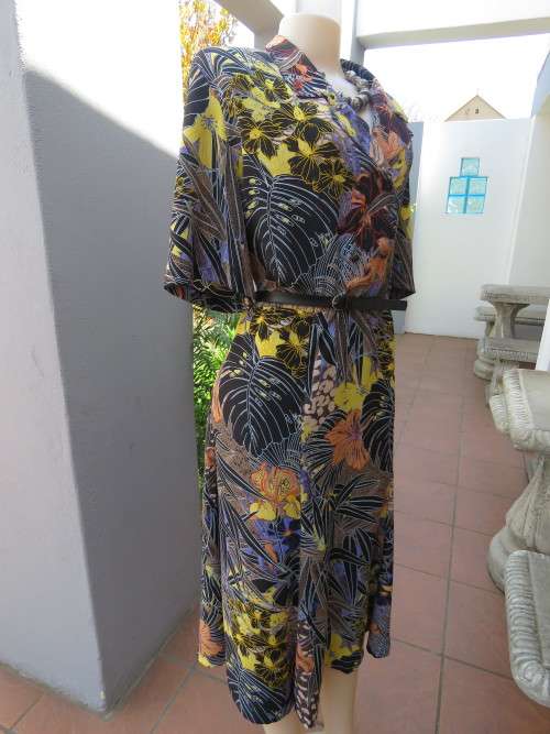 Alveco wash + wear vintage dress in dak floral pattern.Size 48/24.Double breast top with collar