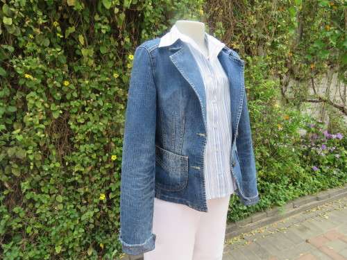 Charming blue denim jacket in 100% cotton.Size 34/10 by NETWORK.two front pockets.