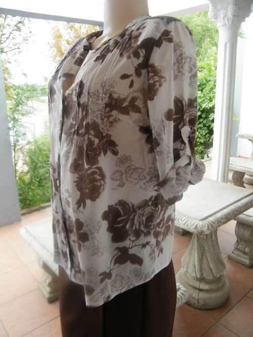 Cool 100% cotton top in white with bold brown flowers.Banded v neckline.Size 36/12.