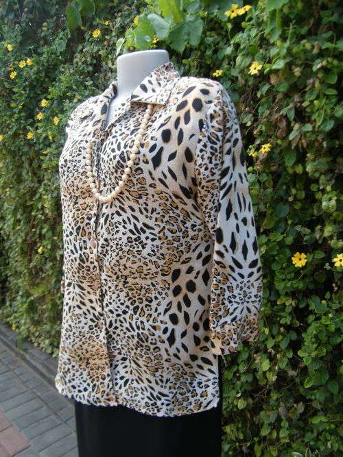 Charming animal print button down 100% wash + wear polyester top.Size 36/12 by PRIMA.As new