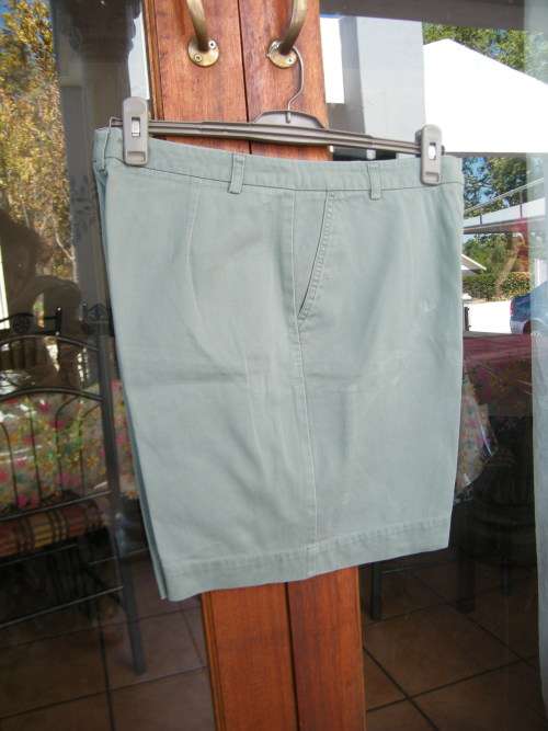 Men's CAPE UNION shorts in size 38.In a 100% dull moss green.Very good quality in as new condition