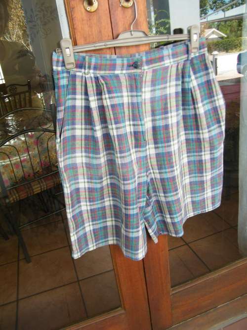 Vintage checked ladies shorts in size 38/14 by SCOTTS.Purple and blue.Pleats on front.
