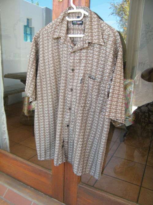 Silky men's Emilio Zaggalli short sleeve shirt in brown and blue pattern.Size L.Chest 124cm