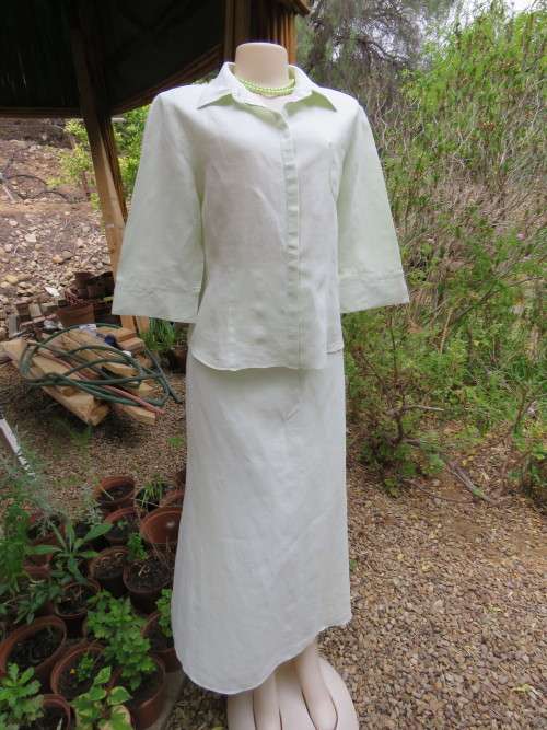 Daniel Hechter Paris 2 piece skirt suite in size 42/18.A line skirt with zip on front.As new