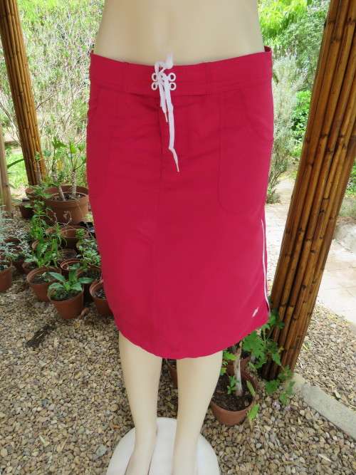 Magenta pink casual sporty skirt with white cord at the sides.Size 34/10 by NETWORK.