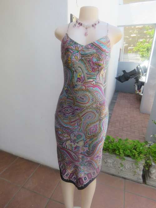 Amazing 100% silk dress styled in the U.S made in China by THE WAREHOUSE.Size 32/8
