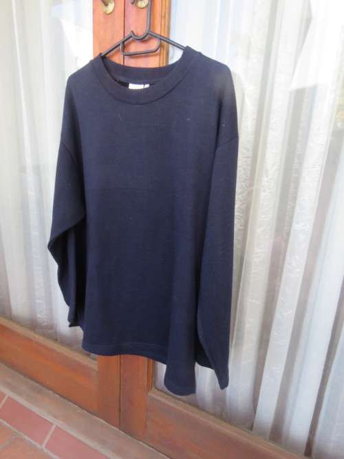 Men's warm navy long sleeve pull over top by CASUAL CORNER in size Large.