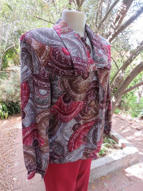 Stunning viscose long sleeve blouse by TRUWORTHS size 36/12 in colour wheels.As new