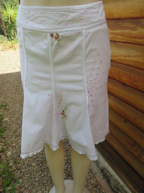 State of the art white paneled knee length embroidered skirt with frilled seam.Size 32/8 by TESS.