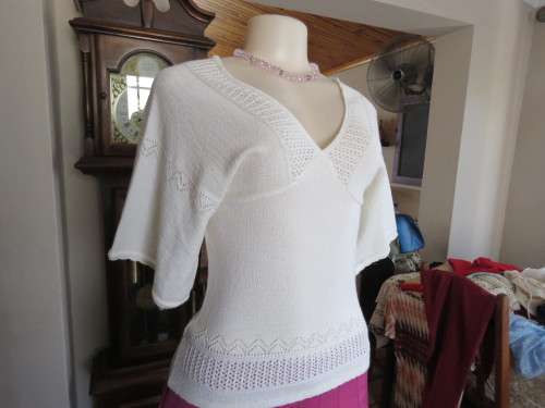 Preppy knitted v neck top in polyester/acrylic very light cream colour.Size 32/8 .Good condition