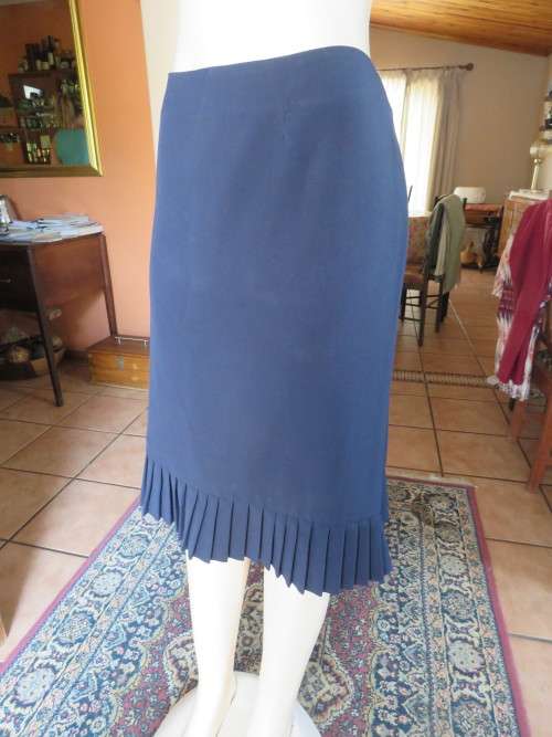 Classic navy JUDY`S PRIDE bandless pencil skirt.Size 42/18.Pleated seam. border.As new.