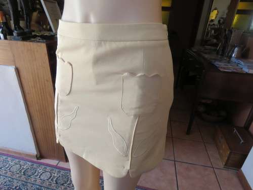 Finely detailed rich cream colour mini pencil skort.Size 32/8.two dainty scoloped pockets. New.