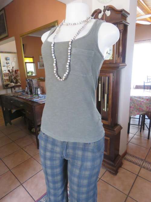 Pretty vest style brown casual sleeveless top.Size 30/6 by RUBY DIAMOND.Low rounded neckline