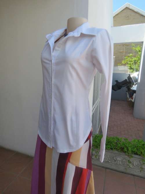Styled white ladies long sleeve shirt.Button down with shirt collar.Size 32/8.In 100% cotton