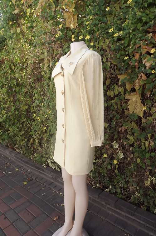 Amazing corn colour button down dress by AGIR size 32/8. Fully lined. Wide open collar New Condition
